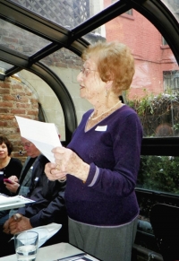Johanna Zürndorfer, 97 Jahre alt, spricht zu den 