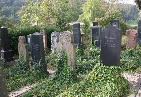 Der Friedhof liegt in Neckartal zwischen Horb und Mühlen.