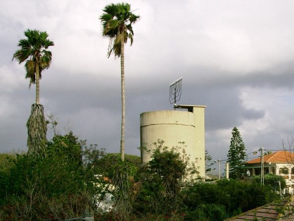 Der Wasserturm von Shavei Zion mit seinem Menoraleuchter